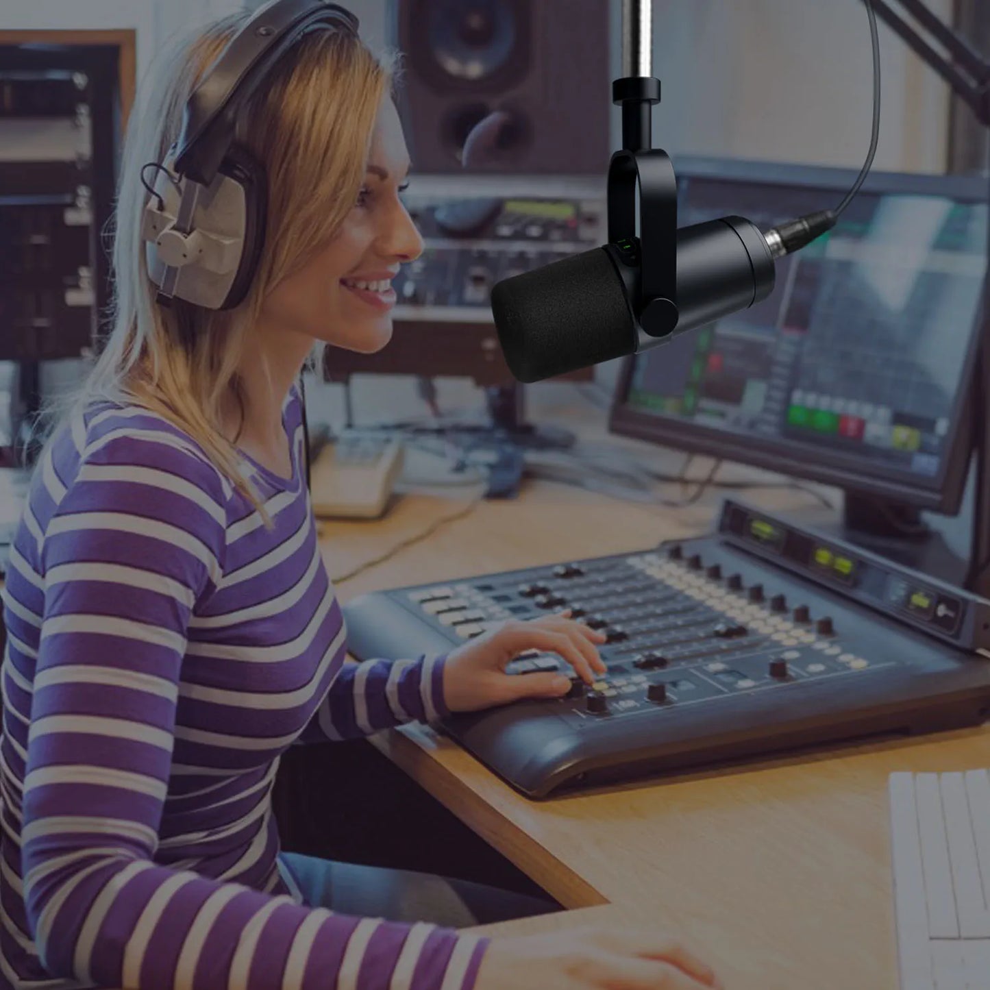 Dynamic Microphone for Podcasts Games Live Broadcast USB/XLR Touch Screen Control Sound Insulation Built-in Headset Output